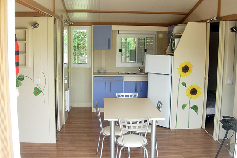 Camping La ferme de Riola - chalet-sorbier salon cuisine